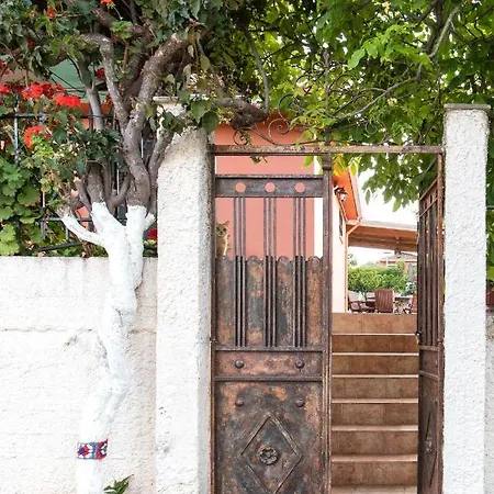 Traditional 2bedroom Private House カラヴォミロス